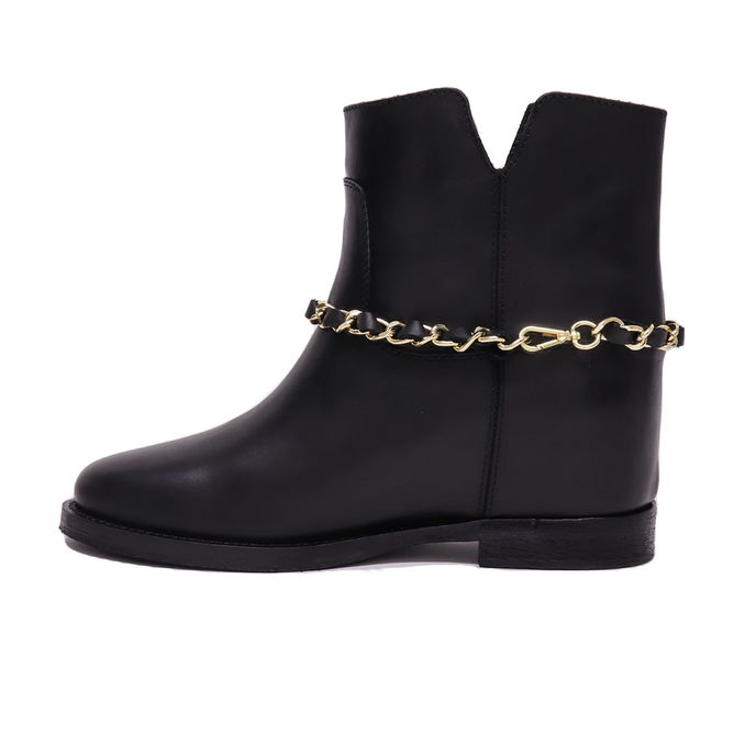 LOW BOOTS WITH GOLD CHAIN Woman Black