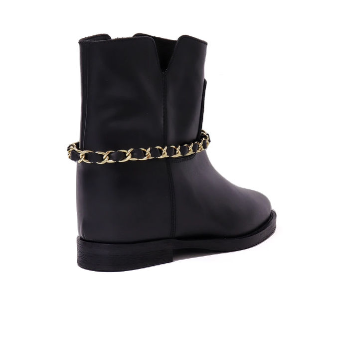 LOW BOOTS WITH GOLD CHAIN Woman Black