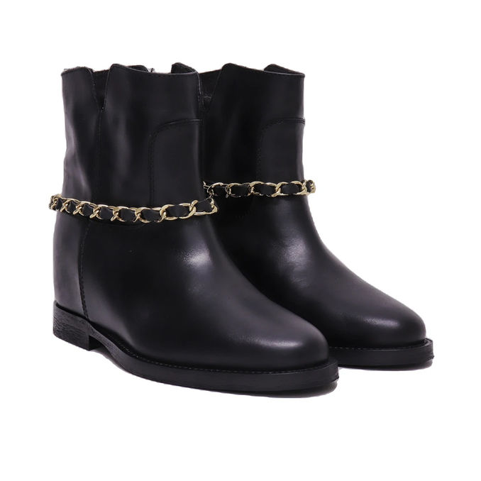 LOW BOOTS WITH GOLD CHAIN Woman Black