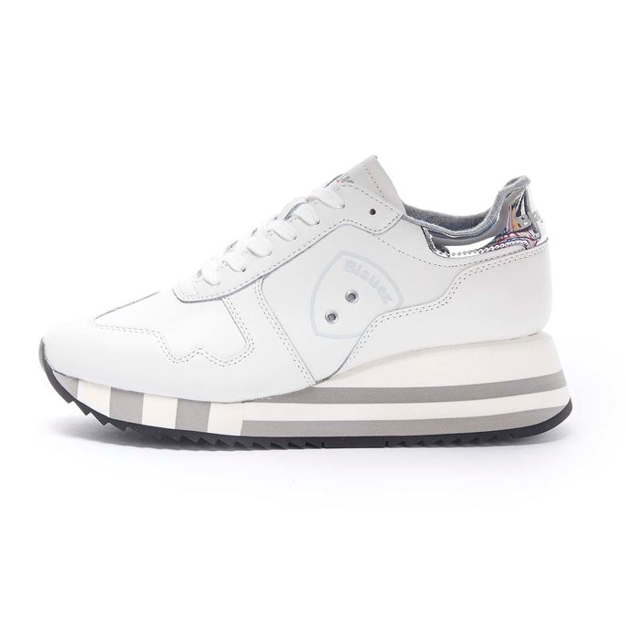 blauer sneakers